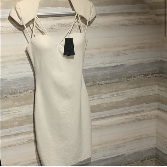 ✨Host Pick✨ NWT Strappy Padded Shoulder White Dress by Guess - Picture 2 of 6